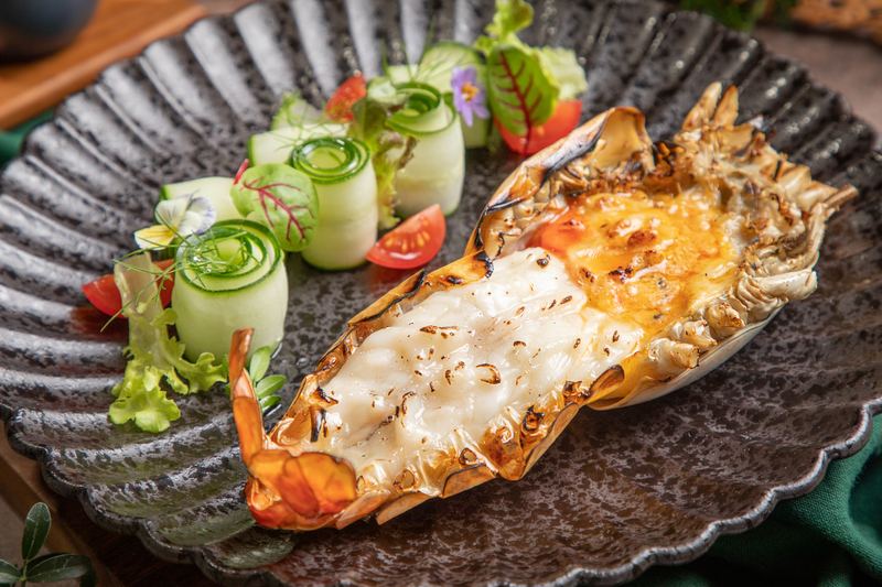Gegrillter Langustenschwanz mit Gurkenröllchen