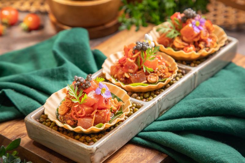 Kleine Tartelettes mit Tatar und frischen Kräutern