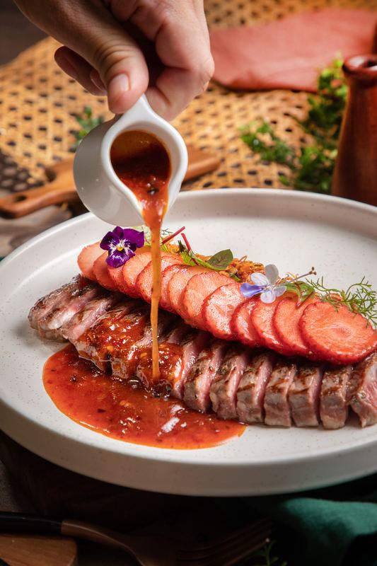 Rindfleisch mit Sauce wird angerichtet