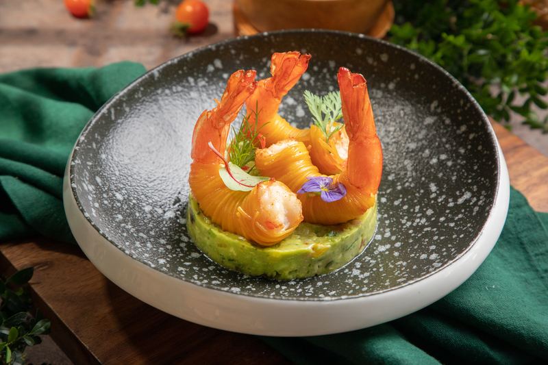 Knusprige Garnelen auf Avocado-Tatar