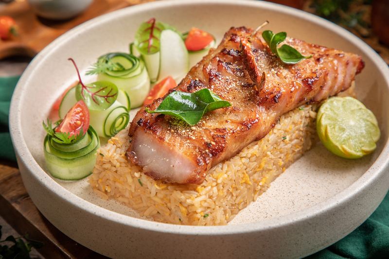 Gebratener Tom-Yum-Reis mit gegrilltem Schweinehals